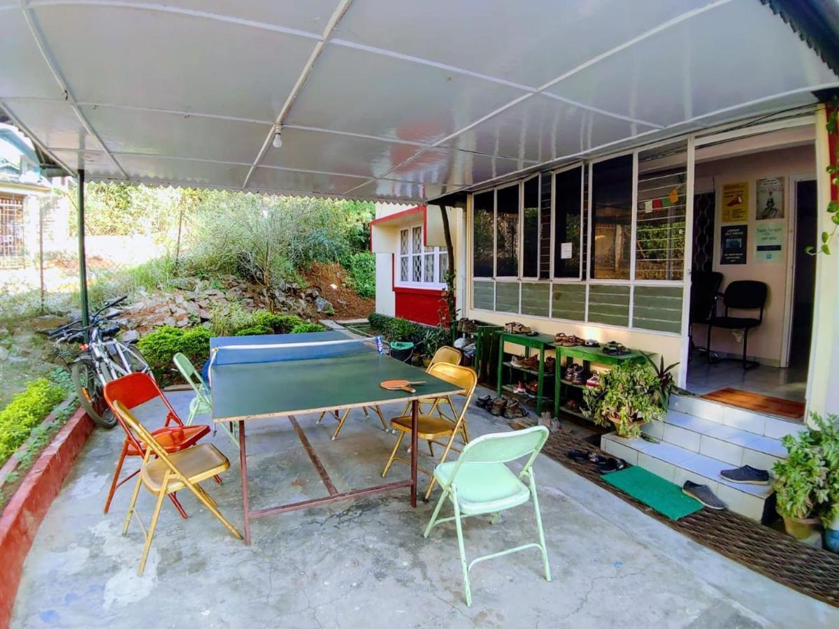 Gibbon Backpackers Hostel Guwahati Exterior foto